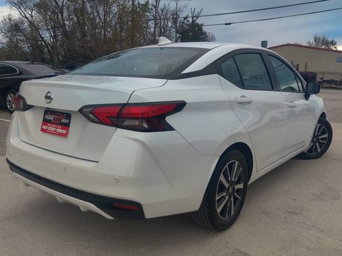 Used 2022 Nissan Versa SV image 4