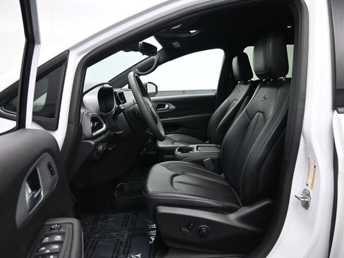 Used 2024 Chrysler Pacifica Limited FWD image 27