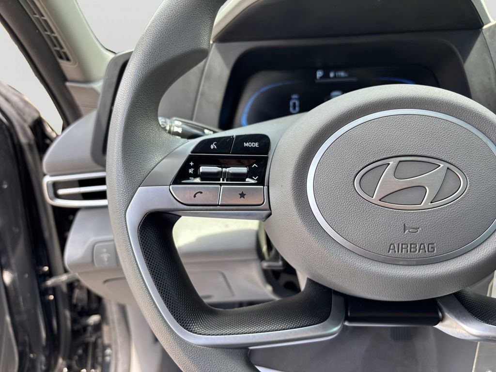 Used 2025 Hyundai Elantra SE FWD image 21