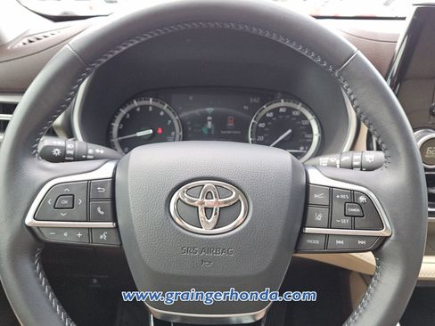 Used 2020 Toyota Highlander XLE FWD image 18
