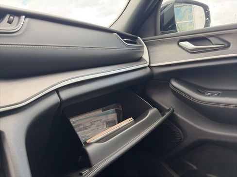 Used 2024 Jeep Grand Cherokee L Limited w/ Luxury Tech Group II image 20