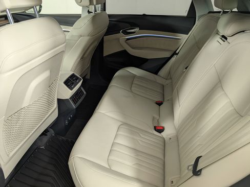Used 2019 Audi e-tron Prestige w/ Prestige Package image 29