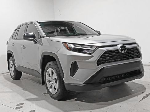 Used 2025 Toyota RAV4 LE AWD/4WD image 29