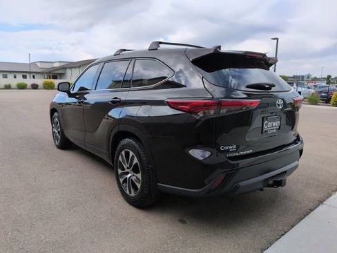 Used 2022 Toyota Highlander XLE AWD/4WD image 5