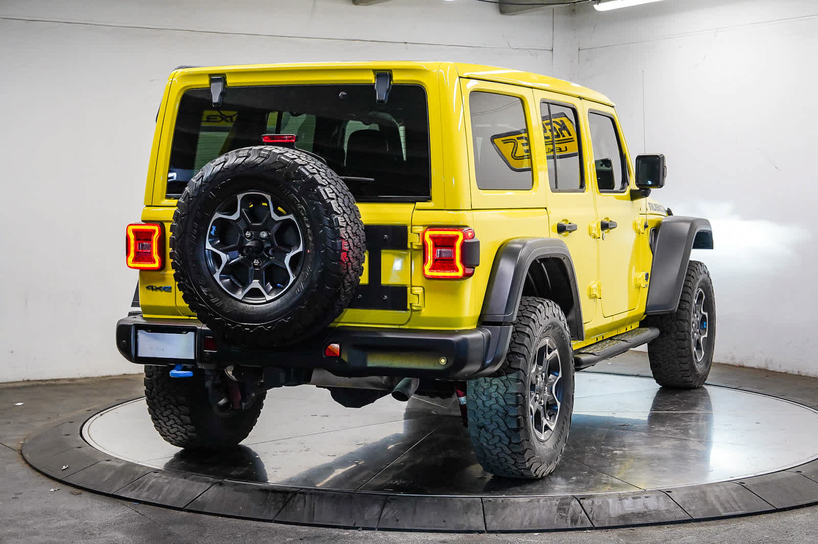 Used 2022 Jeep Wrangler Unlimited Rubicon 4xe w/ Cold Weather Group AWD/4WD image 4