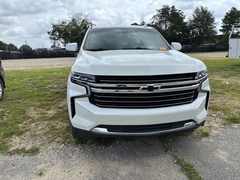 Used 2022 Chevrolet Suburban LT RWD image 2