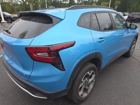 Used 2025 Chevrolet Trax LT FWD image 6