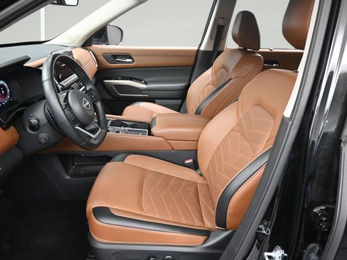Certified 2025 Nissan Pathfinder Platinum w/ Cargo Package FWD image 9