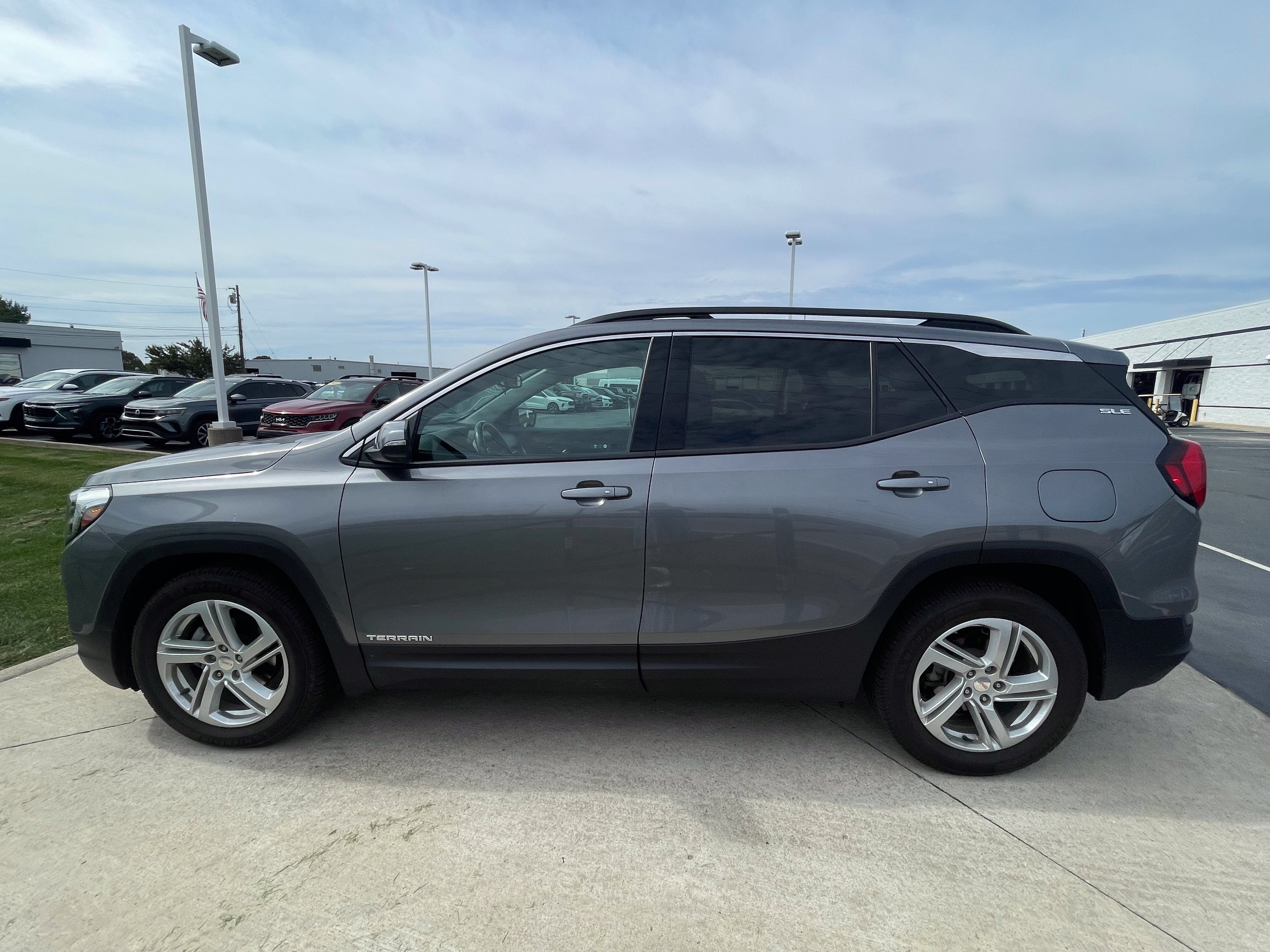 Used 2020 GMC Terrain SLE w/ Driver Convenience Package FWD image 4