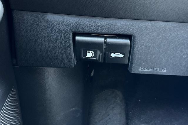 Used 2024 Nissan Versa SV FWD image 33