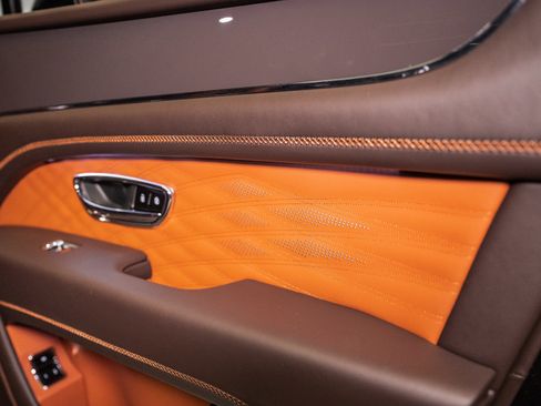 Used 2025 Bentley Bentayga image 57