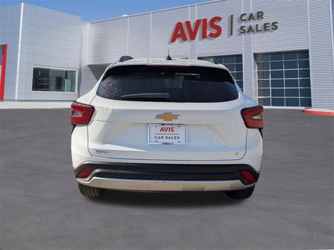 Used 2025 Chevrolet Trax LT w/ LT Convenience Package image 7