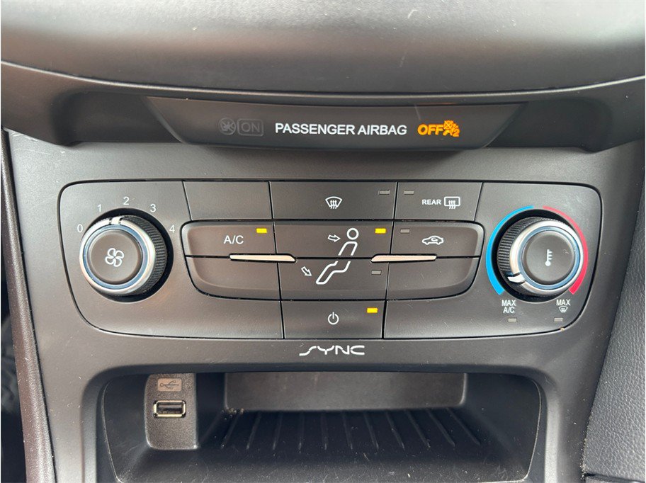 Used 2015 Ford Focus SE w/ SE Sport Package FWD image 21