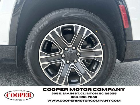 Used 2024 Jeep Wagoneer L Series II w/ Flexible Seating Group RWD image 21