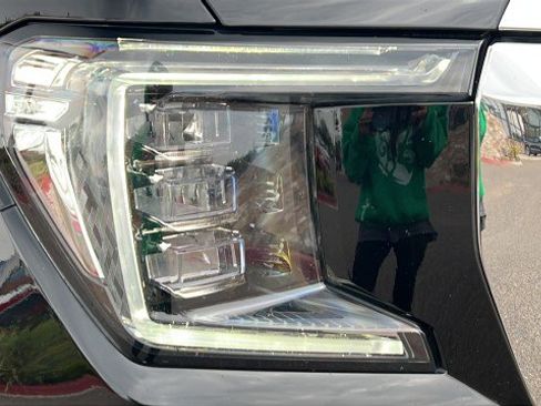 Used 2023 GMC Yukon XL SLT w/ SLT Luxury Package image 4