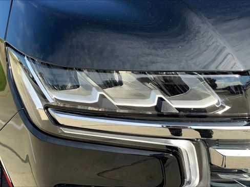 Used 2023 Chevrolet Suburban LS RWD image 25