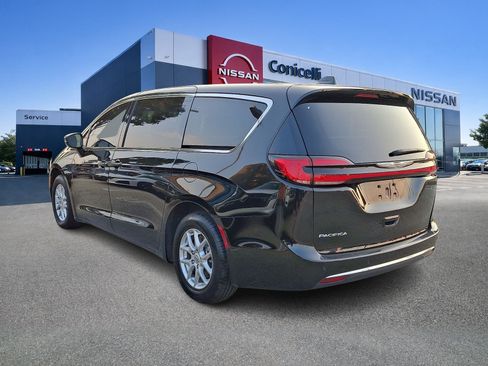 Used 2024 Chrysler Pacifica Touring-L FWD image 4