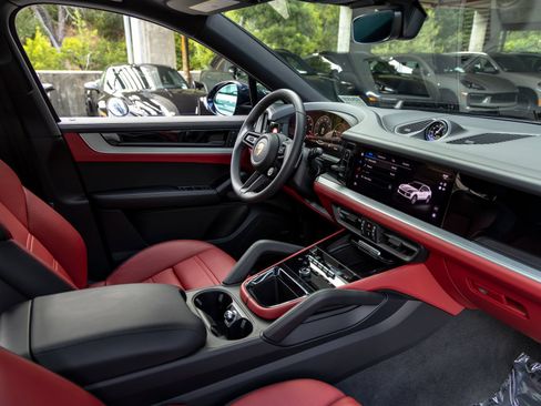 Certified 2025 Porsche Cayenne Coupe AWD/4WD image 56