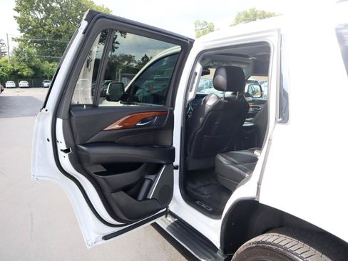 Used 2016 Cadillac Escalade Luxury AWD/4WD image 17