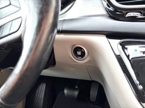 Used 2020 Chrysler Pacifica Touring-L w/ Tire & Wheel Group image 23