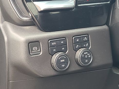 Used 2022 Chevrolet Silverado 1500 LT Trail Boss w/ LT Trail Boss Premium Package AWD/4WD image 15