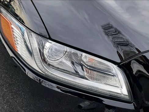 Used 2017 Lincoln Continental Premiere image 27