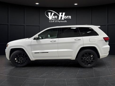 Used 2018 Jeep Grand Cherokee Altitude AWD/4WD image 4