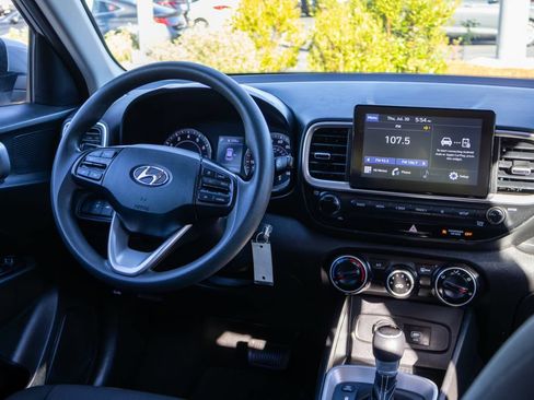 Used 2021 Hyundai Venue SE FWD image 11
