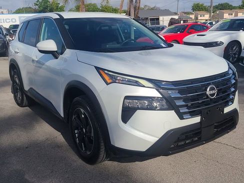 Used 2024 Nissan Rogue SV image 4