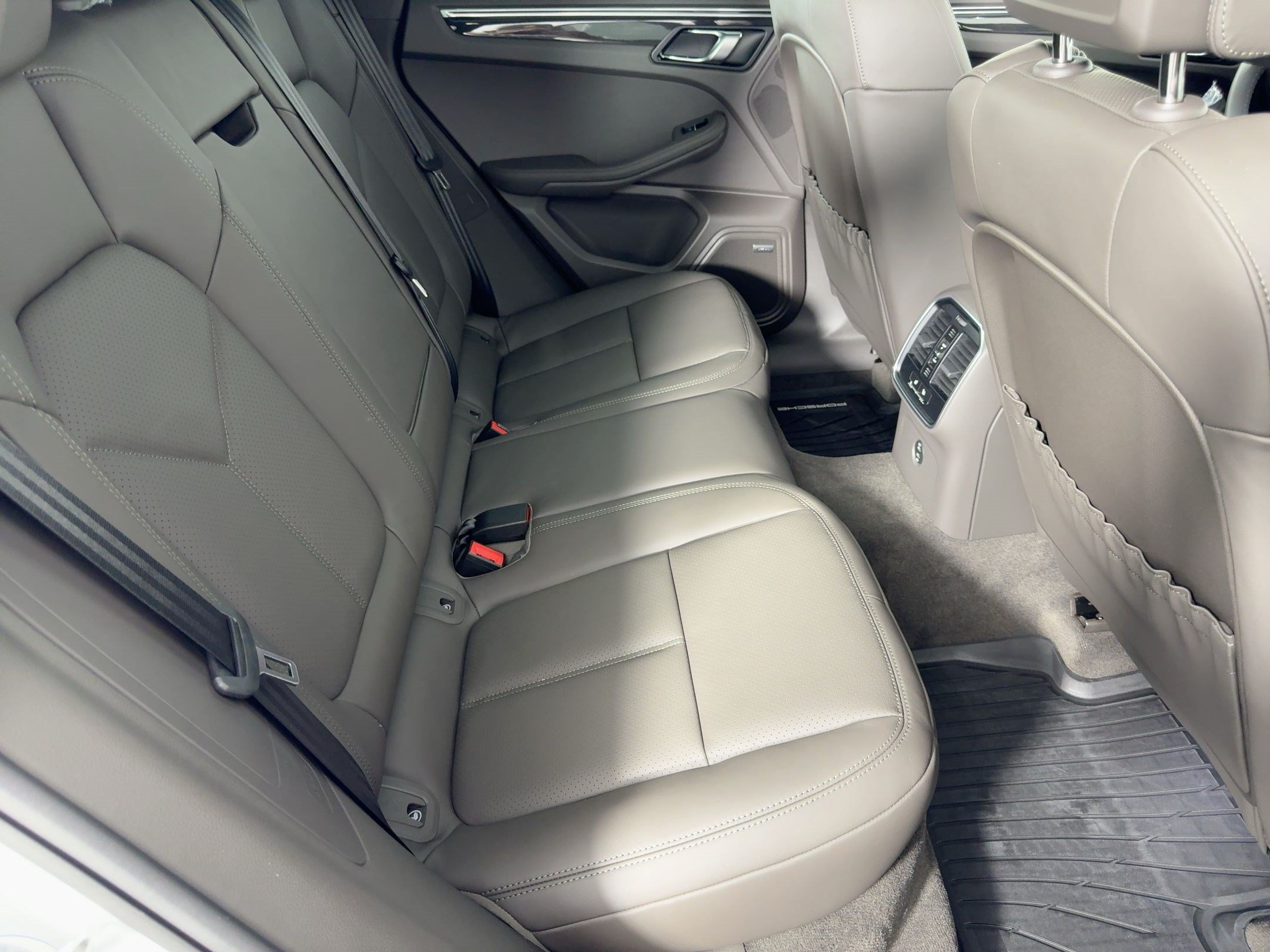 Certified 2026 Porsche Macan AWD/4WD image 29