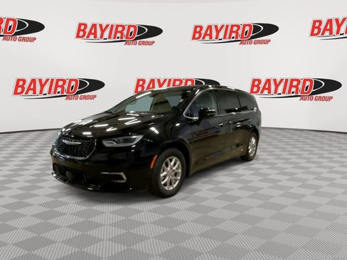 Used 2024 Chrysler Pacifica Touring-L FWD image 5