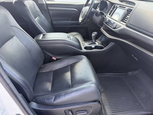 Used 2017 Toyota Highlander Limited Platinum FWD image 22
