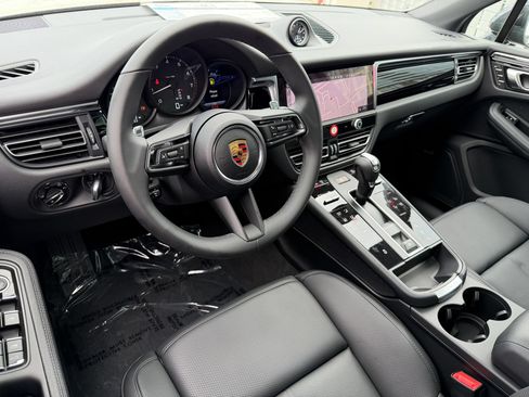 Certified 2026 Porsche Macan AWD/4WD image 4