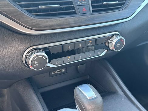 Used 2025 Nissan Altima 2.5 SV FWD image 14