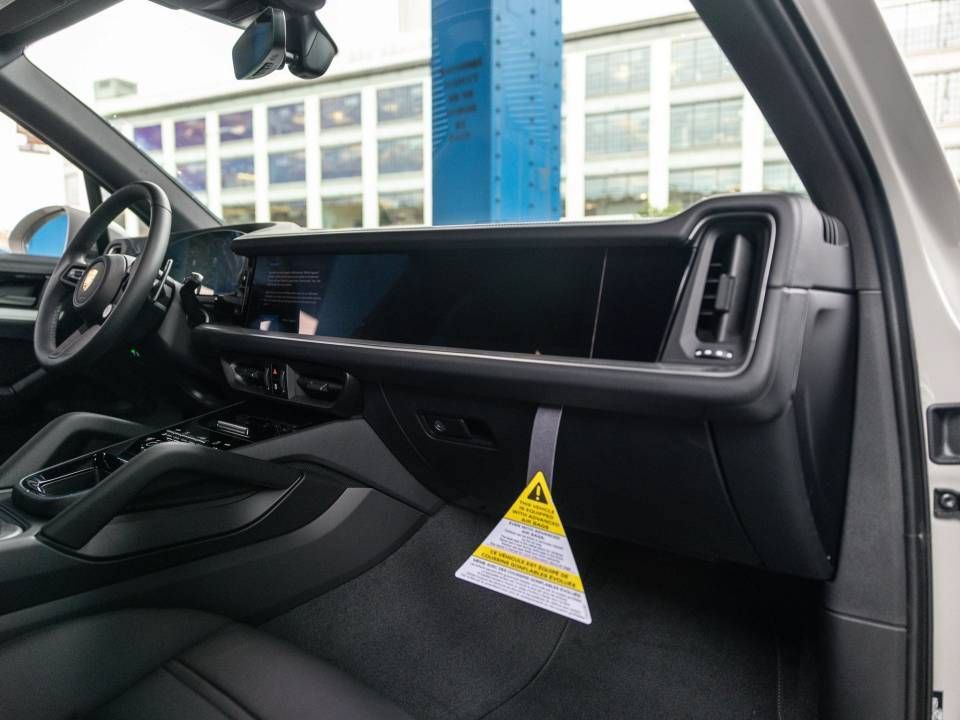 Certified 2026 Porsche Cayenne AWD/4WD image 28