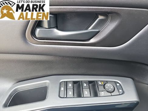 Used 2025 Nissan Pathfinder SV FWD image 22