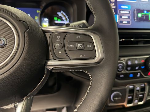 Used 2025 Jeep Wrangler Unlimited Sahara image 17