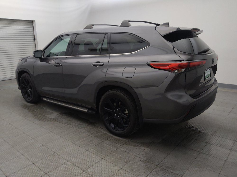 Used 2022 Toyota Highlander L FWD image 3