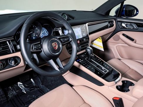 Certified 2025 Porsche Macan image 4