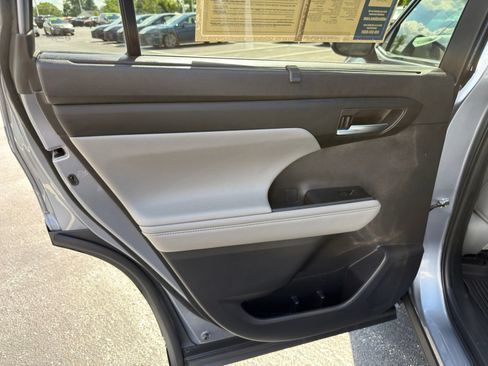 Used 2022 Toyota Highlander XLE AWD/4WD image 27