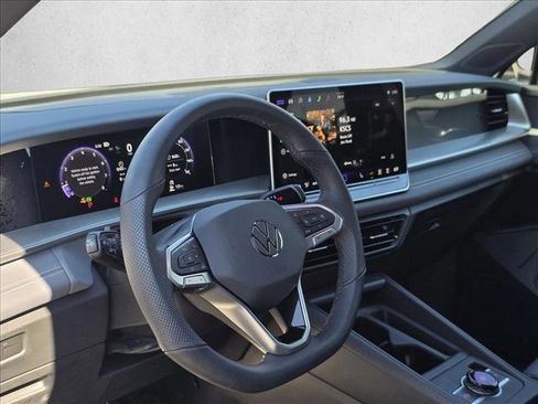 Used 2025 Volkswagen Tiguan SE R-Line image 12