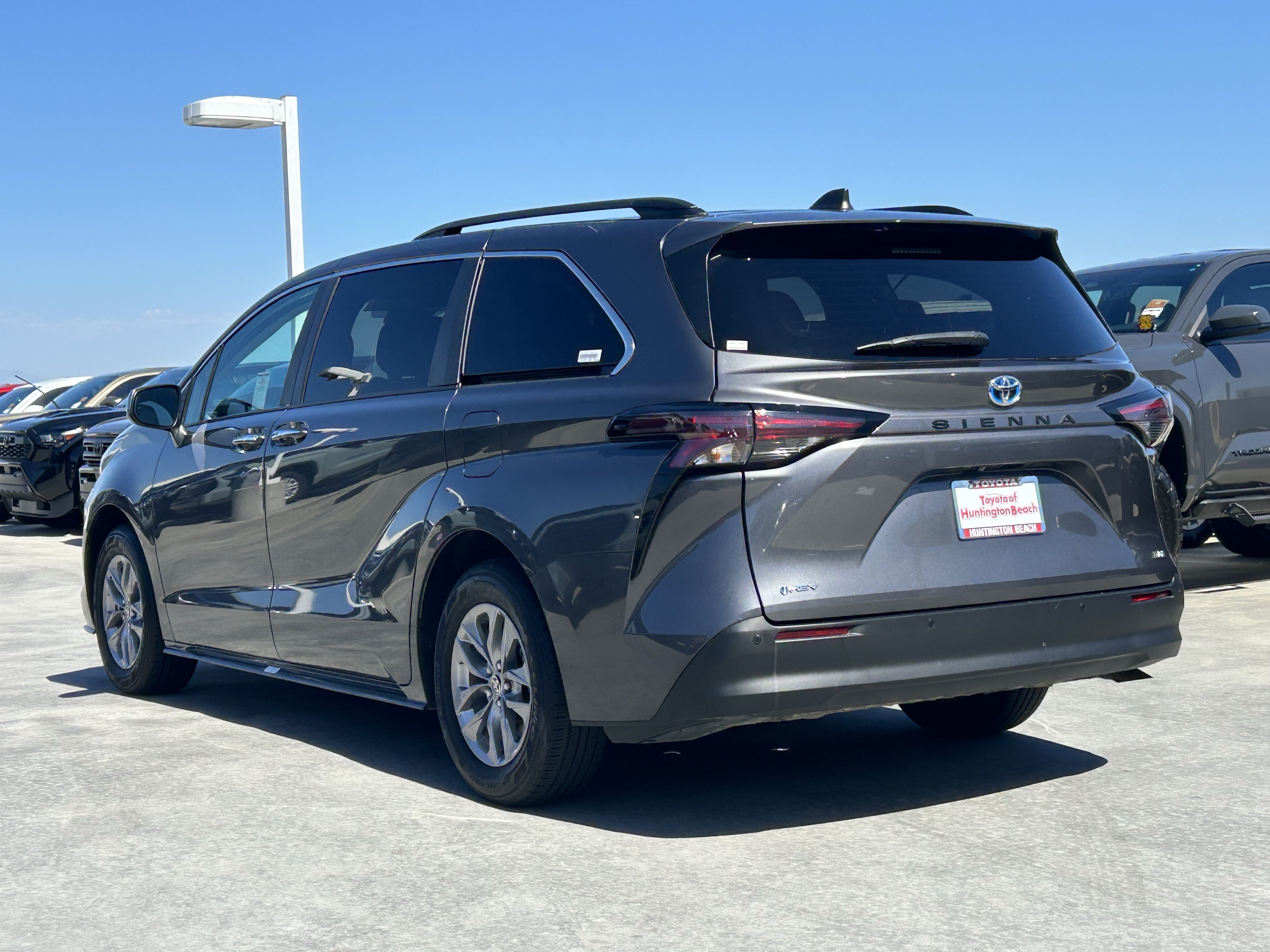 Certified 2025 Toyota Sienna XLE FWD image 5