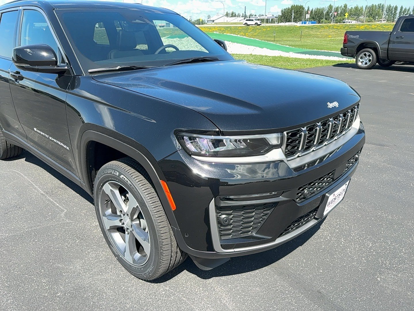 New 2026 Jeep Grand Cherokee Limited w/ Luxury Tech Group II AWD/4WD image 3