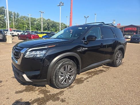 New 2025 Nissan Pathfinder SV image 3