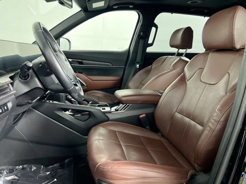 Used 2024 Kia Telluride EX w/ EX Captain's Chair Package FWD image 12