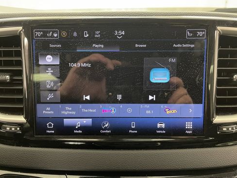 Used 2024 Chrysler Pacifica Touring-L image 27