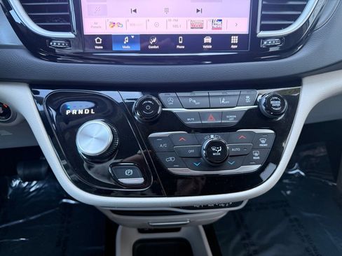 Used 2024 Chrysler Pacifica Touring-L image 26