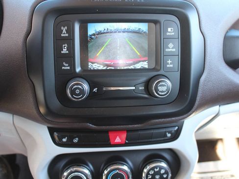 Used 2016 Jeep Renegade Latitude w/ Cold Weather Group FWD image 15