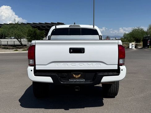 Used 2016 Toyota Tacoma TRD Sport AWD/4WD image 3