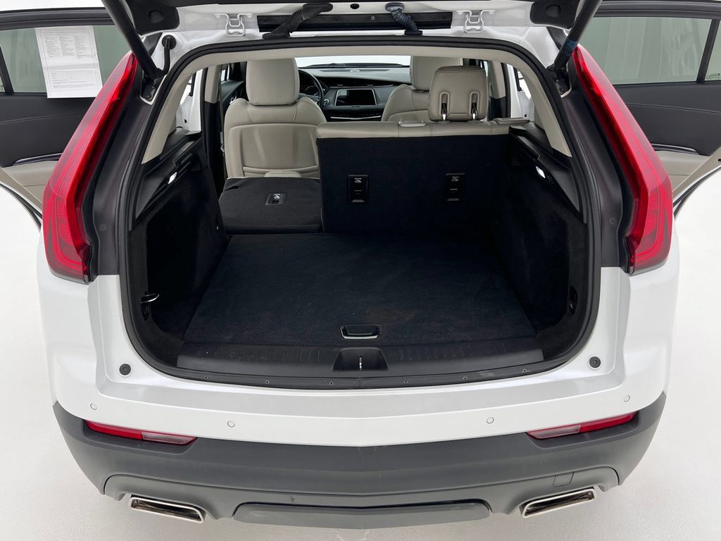 Used 2022 Cadillac XT4 Luxury w/ Cold Weather Package AWD/4WD image 24